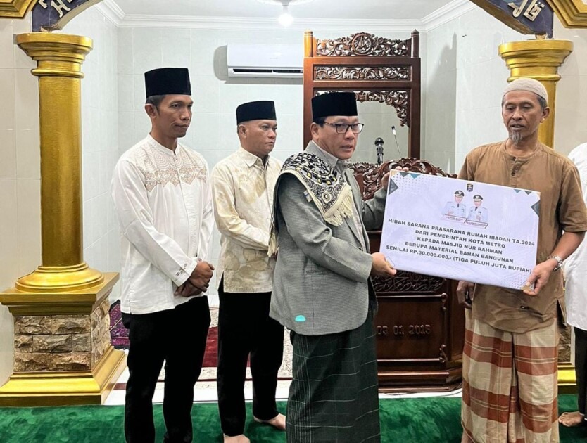 Dr Wahdi Salurkan Bantuan Material Masjid Senilai Rp 30 Juta Di Metro