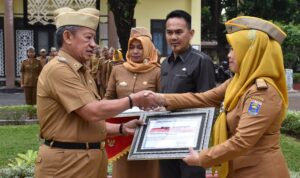 Djohan Serahkan Reward Kepada OPD Berprestasi Disiplin