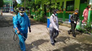 Penyemprotan Massal Disinfektan di Seluruh Kota Metro