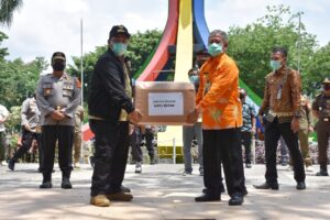 Gubernur Lampung Berikan 1000 Masker Untuk Warga Kota Metro