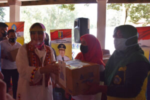 Riana Sari Arinal, Bagikan Sembako di Wisata Alas Puri