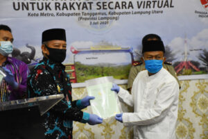 Penyerahan 1350 Sertifikat Tanah di Kota Metro