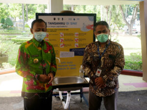 SNV Serahkan Bantuan Alat Cuci Tangan Kepada Pemkot Metro