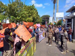 Demo, Pedagang Kaki Lima Minta Pemkot Batalkan Pembangunan Pasar