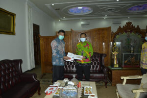 BI Menyerahkan Uang Pecahan 75 Kepada Walikota Metro