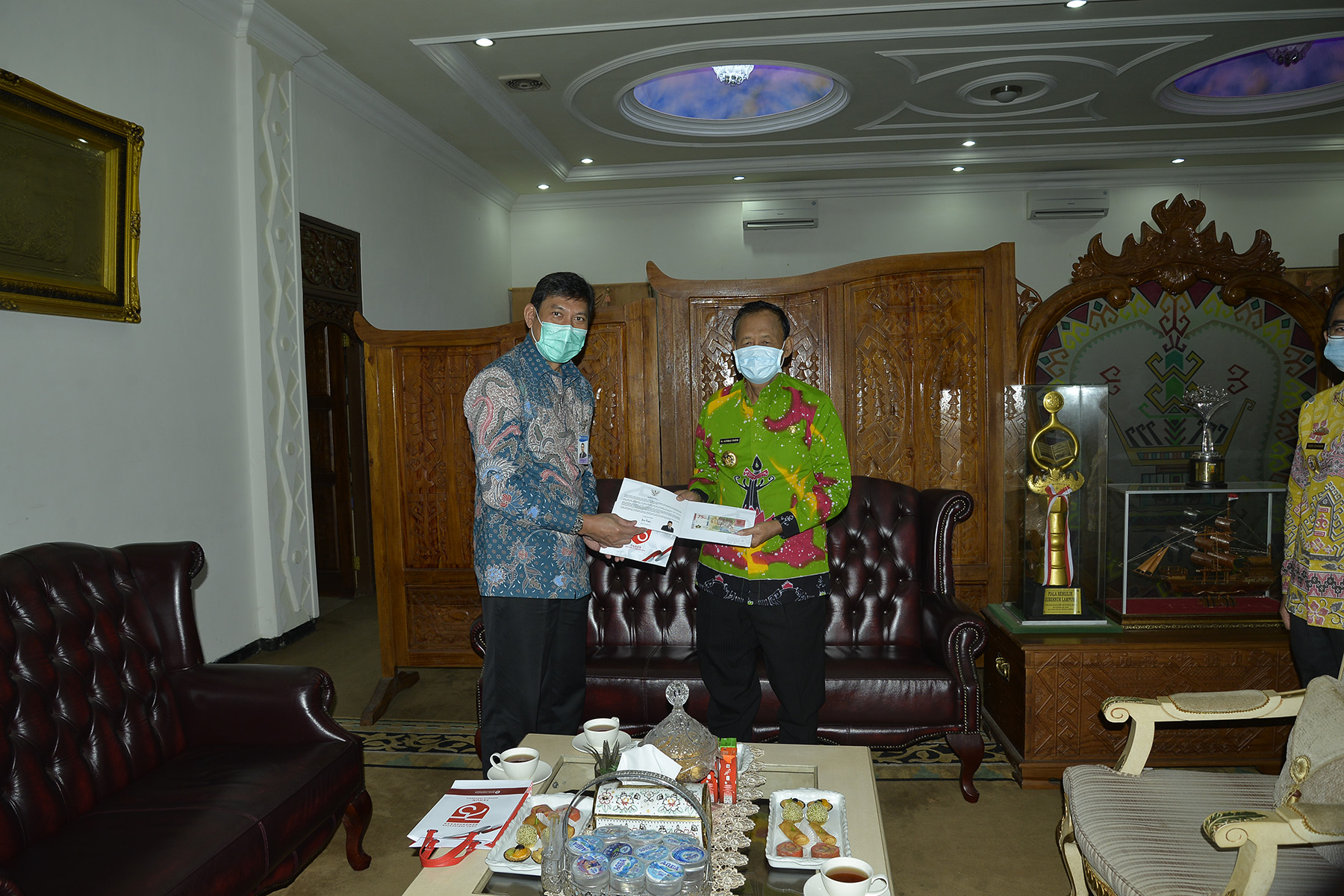 BI Menyerahkan Uang Pecahan 75 Kepada Walikota Metro