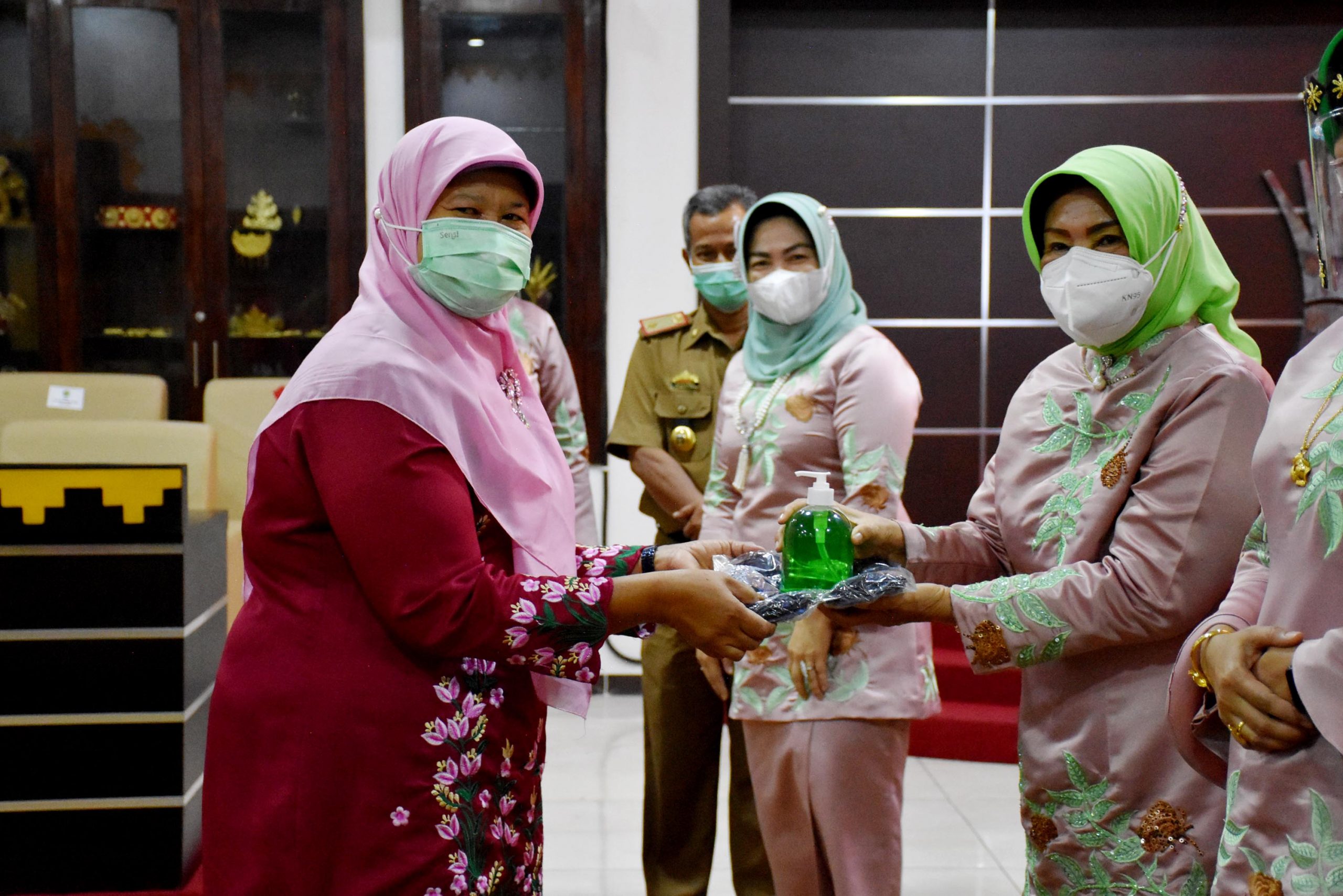 GOW Metro Beri Santunan Kaum Duafa Pada Peringatan Hari Ibu ke-92