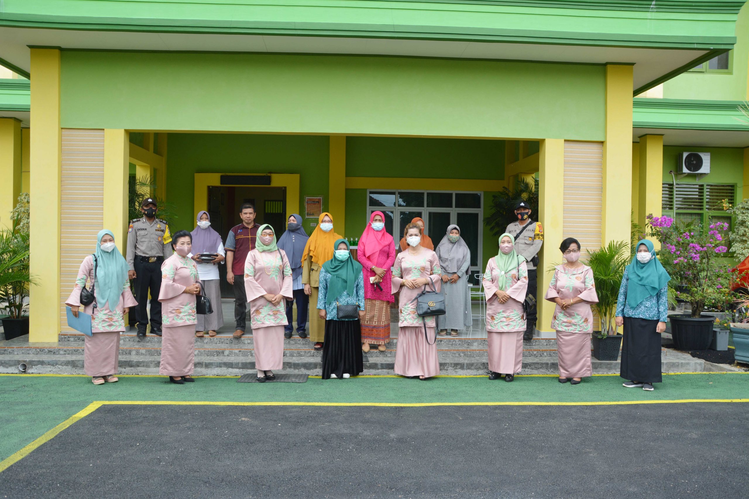 Bhayangkari Peringati Hari Ibu Dengan Berbagi