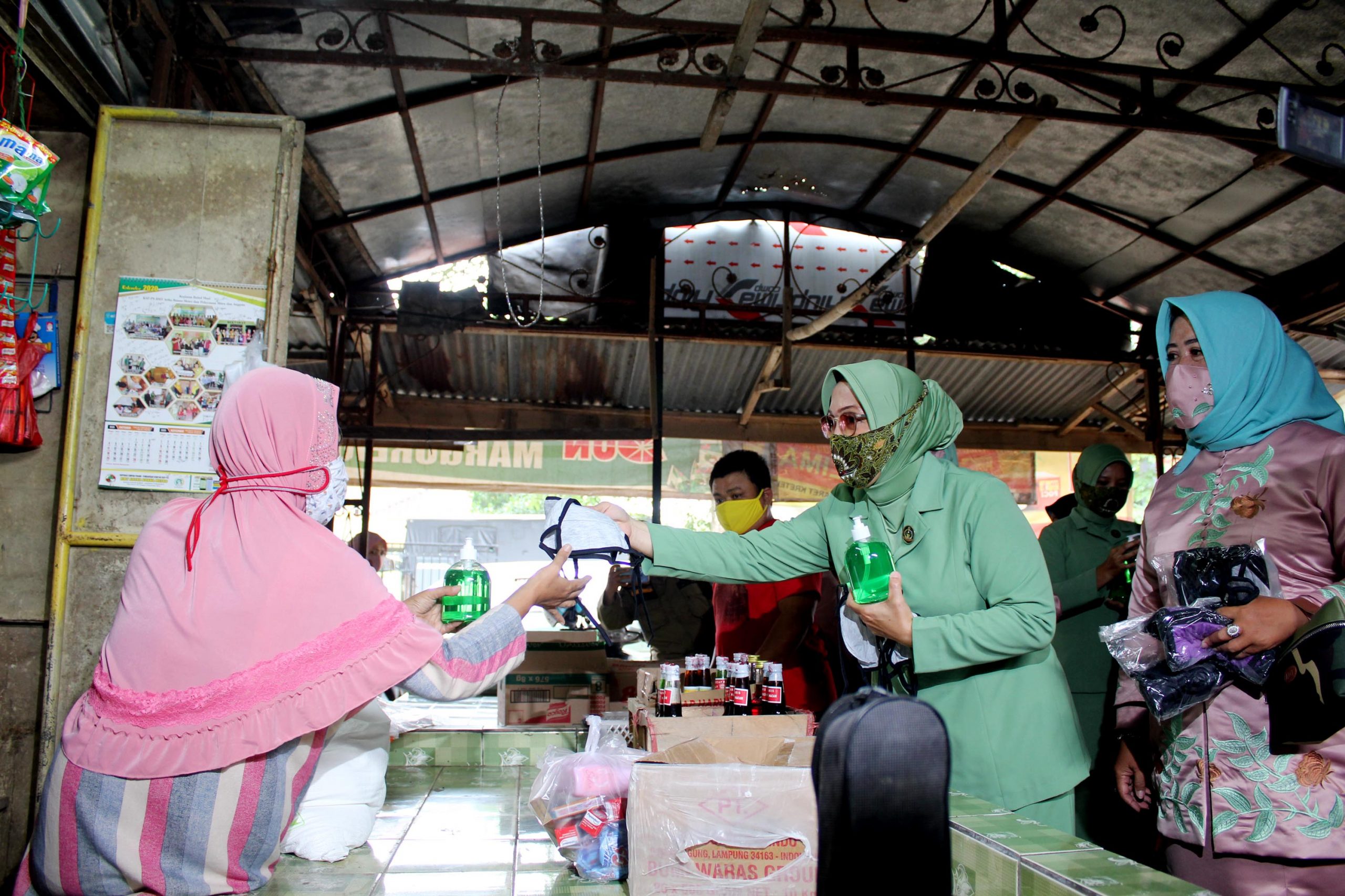 Hari Ibu ke-92, Persit Bagikan Masker