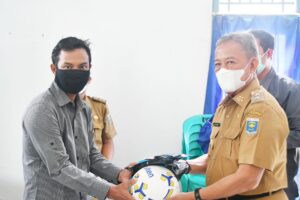 Wakil Walikota Metro Menyerahkan Bantuan GERBANG BSW