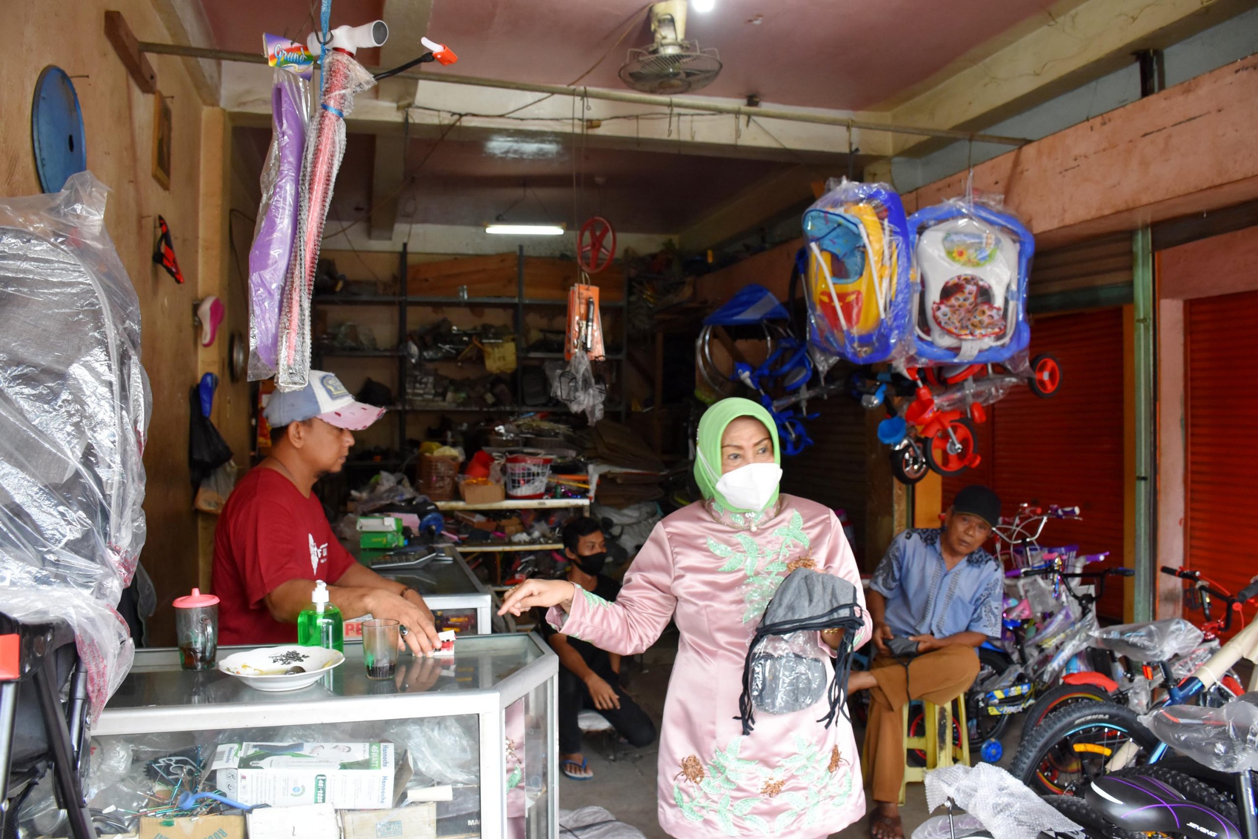 Baksos Pembagian Masker dan Handsoap di Shoping Center Kota Metro
