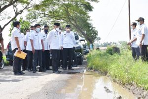 Walikota Metro Meninjau Jalan Rusak di Metro Selatan dan Timur