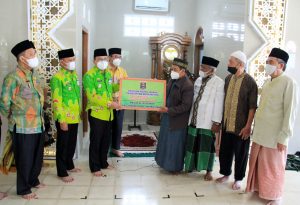 Pemkot Metro Serahkan 1 Wirelles dan 2 Unit Pengeras Suara, ke Masjid  Al-Istiqomah Kelurahan Yosorejo