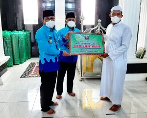 Walikota Metro Berikan 20 Roll Karpet untuk Masjid Nurul Huda, Banjarsari