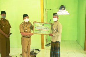 Walikota Metro Menyerahkan Bantuan Sepandek di Musholla Al-Muttaqqien, Margodadi