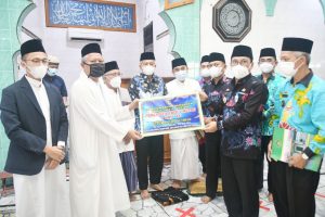 Wahdi Salurkan Bantuan Rumah Ibadah di Masjid Al-Jihad