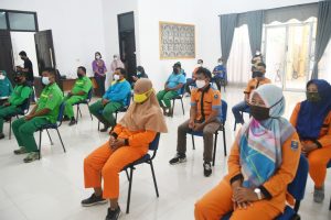 Walikota Metro dan Ketua TP-PKK Berikan Bantuan Sembako untuk Pasukan Orange dan Hijau