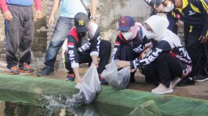 Walikota Metro Menyerahkan 60.000 Bibit Ikan dan 9 Ton Pakan Ikan Kepada Warga Margorejo