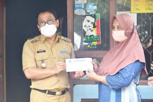 Wahdi Serahkan CSR Bedah Rumah Dari RS Mardi Waluyo Metro