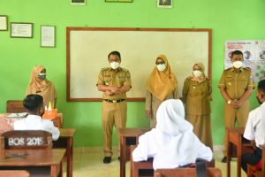 Walikota dan Wakil Walikota Metro Meninjau Simulasi PTM di SMPN 6 Metro