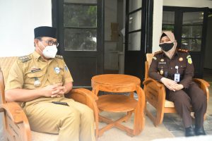 Kejaksaan Tinggi Lampung Berikan Satu Unit Paket Kursi Meja Teras Untuk Dokterswoning Kota Metro