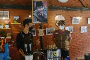 Wahdi Kunjungi Mahasiswa IAIN KKL di Payungi