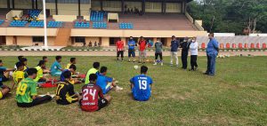 Wahdi Berikan Semangat Kepada Atlet Sepak Bola Kota Metro