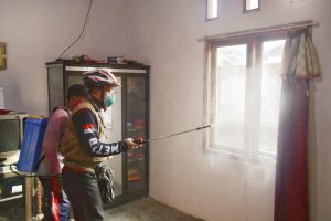 Pemkot Metro Lakukan Penyemprotan Disinfektan Ke Rumah Isolasi Bersama Warga Purwo Asri