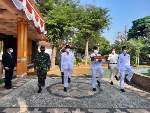 Penyerahan Bendera Merah Putih Kepada Paskibraka Kota Metro