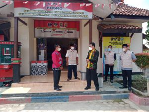 Wahdi Kunjungi Dua Kelurahan untuk Berikan Bantuan Kepada Warga Isoman