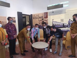 Warga Metro Pusat Titipkan Meja Berusia 1 Abad di RIS Metro