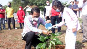 Gerakan Tanam 200 Pohon di Perumahan PNS Yosomulyo