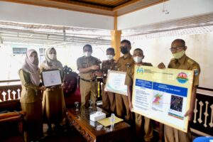 Dinas PPPAPPKB Kota Metro dan Dinas Perkim Kota Metro Serahkan Sertifikat dan Piagam Penghargaan Kepada Walikota Metro