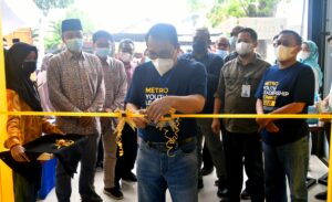 Walikota Metro Potong Pita Resmikan Grand Opening Toko Aziza Fancy Store