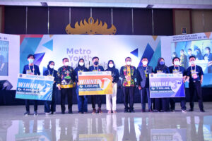 Walikota dan Wakil Walikota Metro Serahkan Hadiah Lomba Perencanaan Aplikasi Pada Kegiatan MYLS 2021