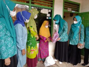 TP-PKK Metro dan Komunitas Keagamaan Membagikan Sembako Dalam Rangka Maulid Nabi