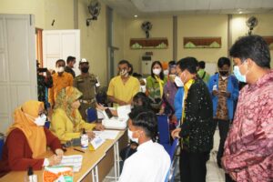 Walikota Metro Wahdi Tinjau Vaksinasi di IAIN Metro