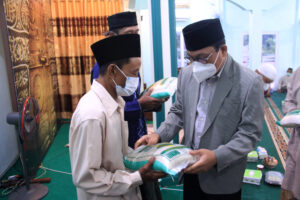 Walikota Metro Launching Baitul Maal Masjid Al-Huda dan Berikan Bantuan Beras