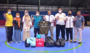 Walikota Metro Wahdi Serahkan Bantuan Jersey dan Perlengkapan Futsal
