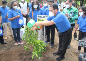 Walikota Wahdi Lakukan Penanaman Pohon Alpukat Bersama Forum Kerjasama Antar Gereja Kota Metro
