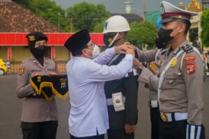 Walikota Metro Sematkan Pita Operasi Lilin Krakatau 2021