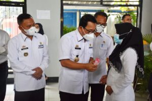 Walikota dan Wakil Walikota Metro Secara Simbolis Serahkan Dana Bantuan Transport Bagi Guru Honor ber-NUPTK