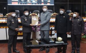 Wahdi dan Qomaru Hadiri Rapat Paripurna Tentang Pengambilan Keputusan Bersama Terhadap Raperda Retribusi Persetujuan Bangunan Gedung