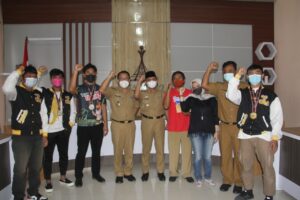 Wahdi Serahkan Reward Untuk Atlet PON XX Papua Asal Metro