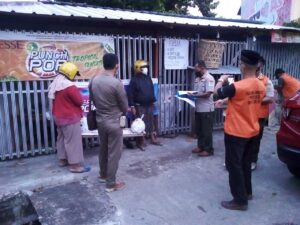 Personil Satpol-PP dan DLH, Tangkap dan Beri Denda 3 Warga Buang Sampah Sembarangan