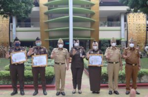 Wahdi Pimpin Apel Pagi Sekaligus Pemberian Penghargaan Kepada Anggota Kejaksaan Negeri Metro