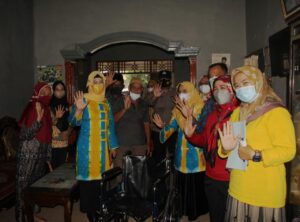 Silfia Naharani dan Asih Kusminah Serahkan Bantuan Kursi Roda