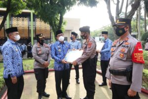 Atas Kontribusinya, Pemkot Metro Serahkan Penghargaan ke 65 Anggota POLRI