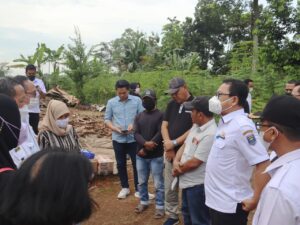 Walikota Bersama Para Donatur, Beri Bantuan Suwito Korban Rumah Roboh