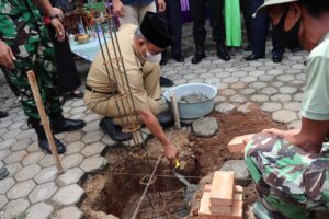 Qomaru Zaman Meletakan Batu Pertama Pembangunan Mushola Nur Jannah
